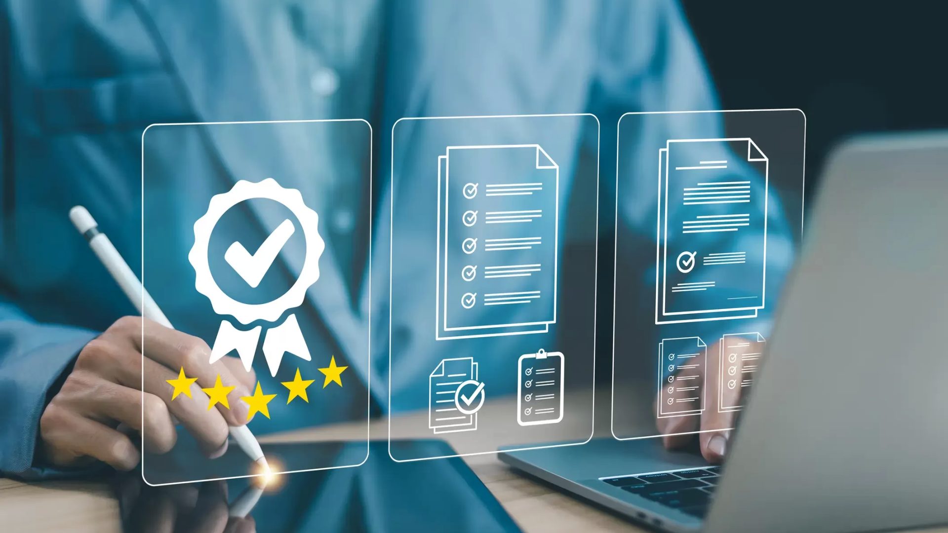 Qualitätsmanagement-Experte verwendet digitales Tablet zur Überprüfung von Zertifikaten und Zulassungen innerhalb eines Bewertungssystems.